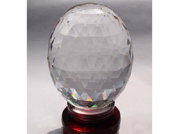 Vật phẩm cầu phong thủy được đặt trên bàn làm việc