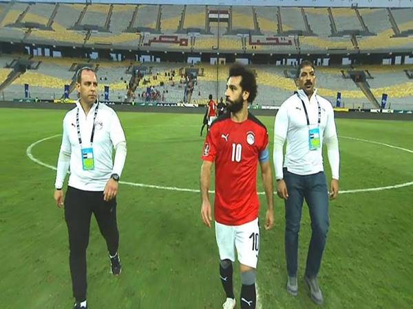 Tin bóng đá chiều 17/11: Salah phải thuê cận vệ đề phòng fan
