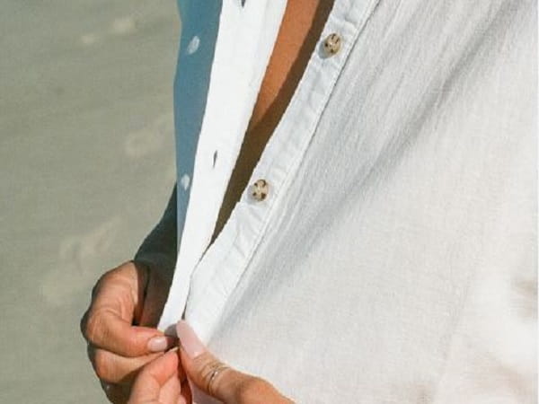 Mặc áo trái là điềm gì theo khoa học