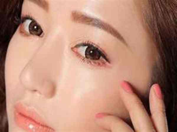 ngứa mắt phải theo giờ