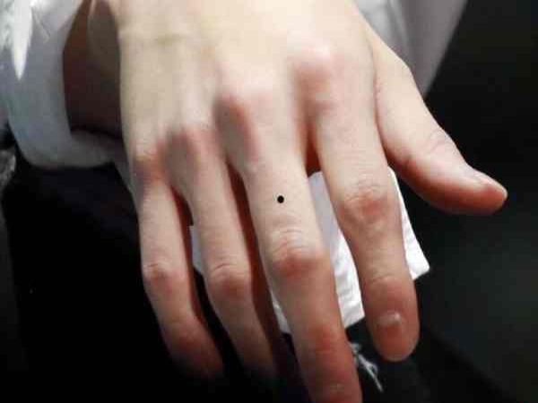 Nốt ruồi ngón tay giữa là gì? Nốt ruồi ngón tay giữa là gì?