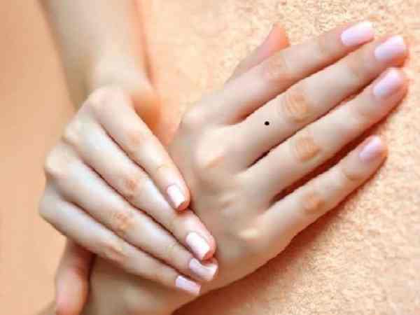Nữ giới có nốt ruồi ngón tay giữa