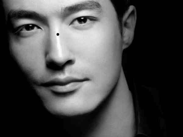 nốt ruồi ở sống mũi nam