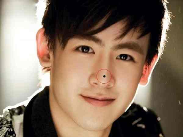 Nốt ruồi ở sống mũi nam là gì? Nốt ruồi ở sống mũi nam là gì?