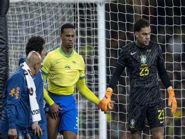 Hàng công, tuyến giữa và những vấn đề kéo dài